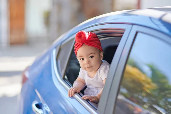 Linda niña árabe en la ventana del coche — Foto de Stock