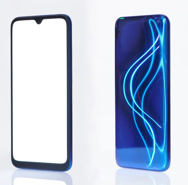 Изометрический вид на голубой смартфон — стоковое фото
