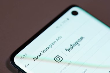 Akıllı telefonda instagram reklamları kullanılıyor