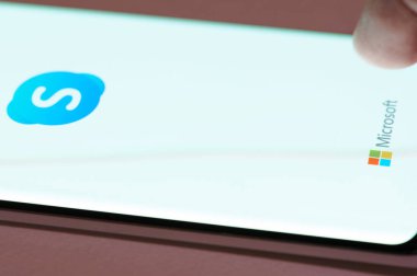 Akıllı telefonda Skype uygulaması kullanılıyor