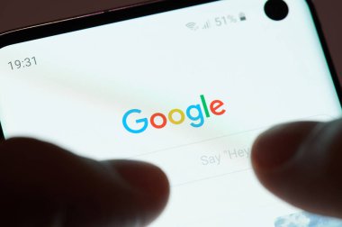 Akıllı telefonda google uygulaması kullanılıyor