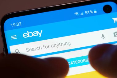 Akıllı telefonda eBay uygulaması kullanılıyor