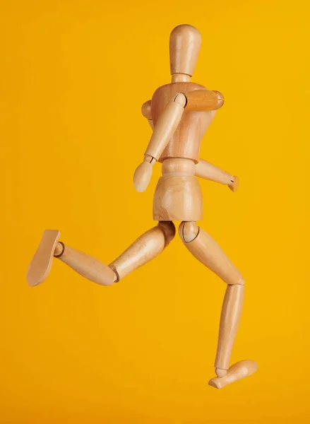 Correndo boneca de madeira — Fotografia de Stock