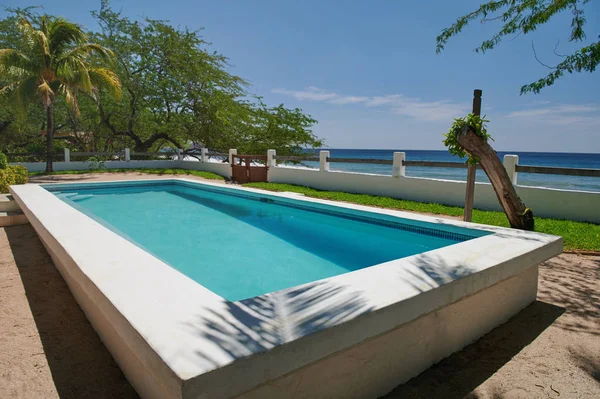 Piscina limpia con agua azul — Foto de Stock