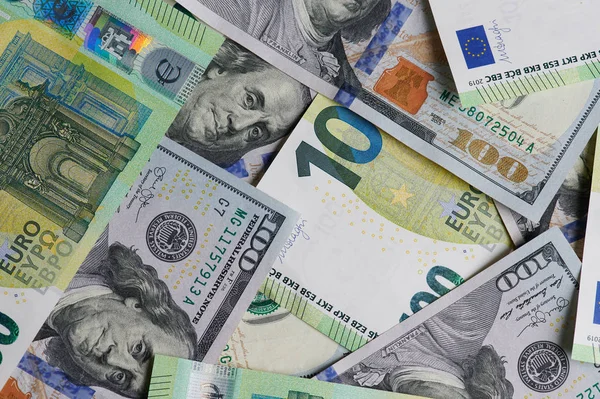 ドルとユーロの銀行券のミックストップビューの上にフラットオーバーレイ — ストック写真