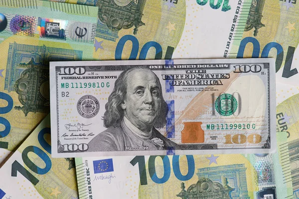 100 Долларовая Купюра Фоне Евро — стоковое фото