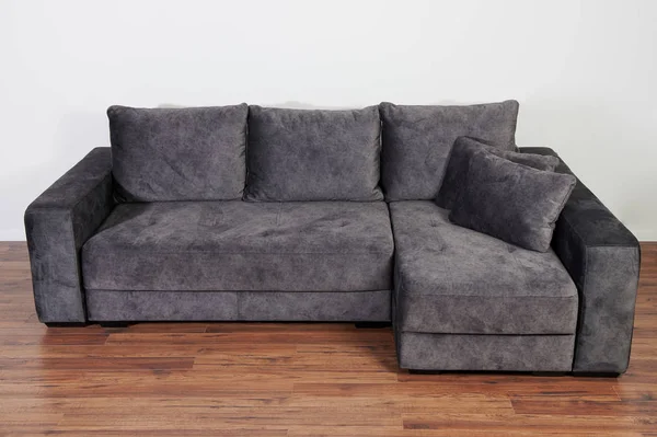 Сірий диван на дерев'яній підлозі — стокове фото