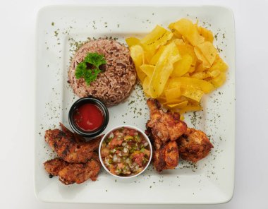 Kızarmış tavuk ile Gallo pinto 