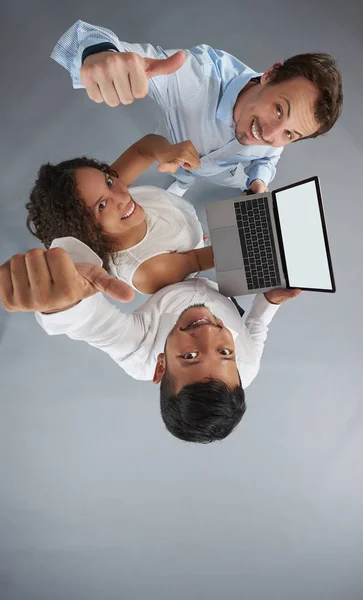 Tre personer med bärbar dator — Stockfoto