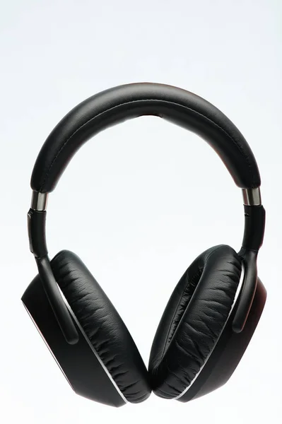 Headphones modernos pretos — Fotografia de Stock