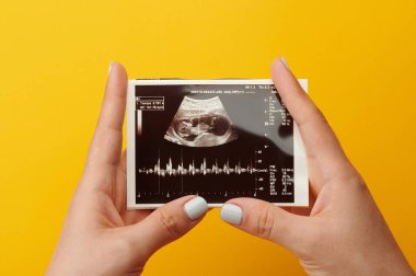 Kadın bebeğinin resmini tut.