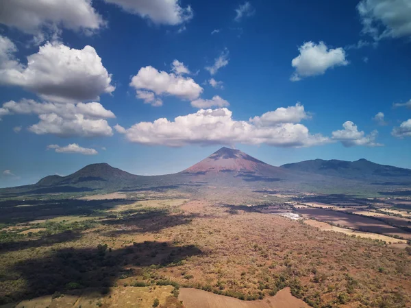 Fondo del volcán en el cielo azul — Foto de Stock