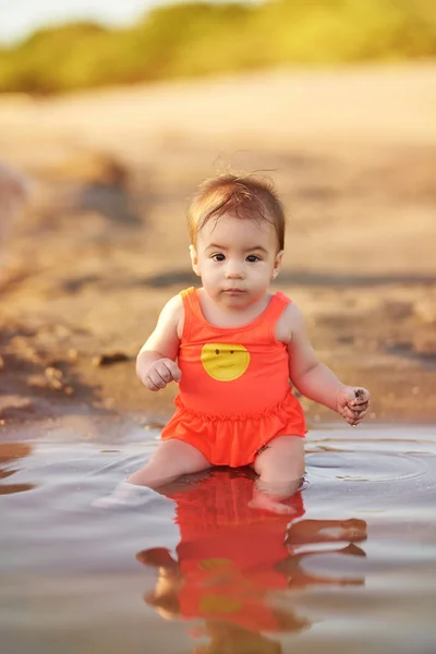 Retrato de bebé en la playa —  Fotos de Stock