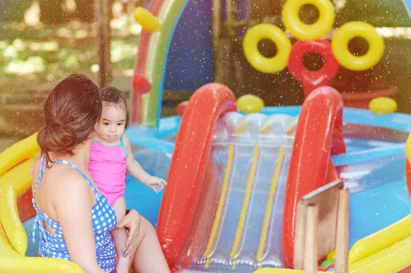 Mamma con figlia in piscina gonfiabile — Foto Stock
