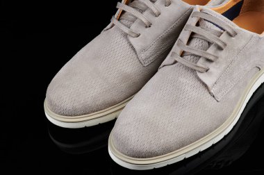 Gri günlük ayakkabılar