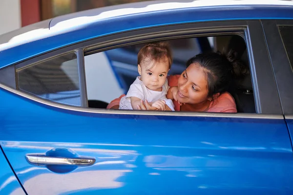 Mamá joven con bebé niña — Foto de Stock