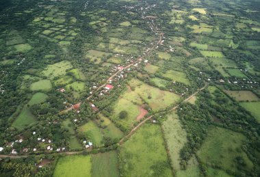 Küçük evleri olan kırsal yol