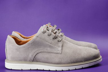 Gri adam ayakkabılarının yan görünüşü