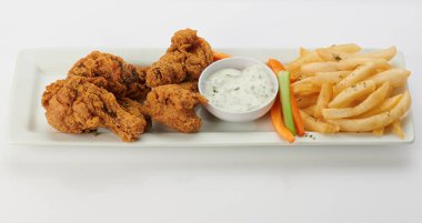 Kızarmış tavuklu tabak.