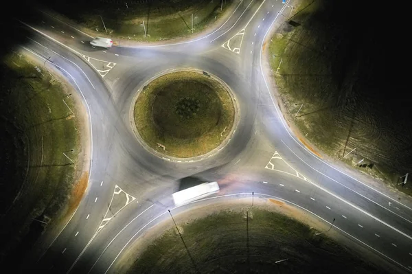 Kreisverkehr in der Nacht — Stockfoto