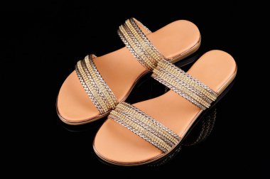 Parlak kahverengi kadın çift sandalet