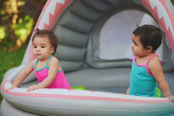 Due bambini sulla piscina di gomma — Foto Stock