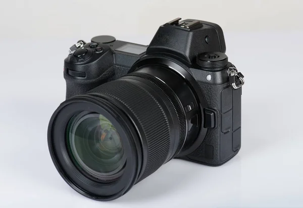 Moderní bezzrcadlová kamera — Stock fotografie