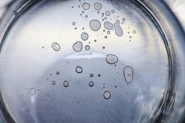 Metal ve cam arasında su kabarcıkları