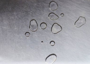 Su damlaları ile gri gümüş metal arka plan