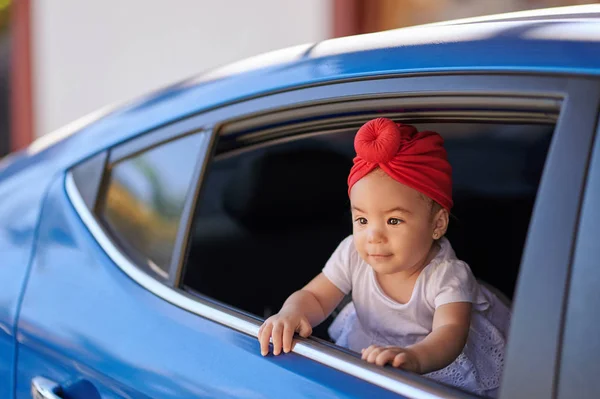 Linda niña en coche azul — Foto de Stock