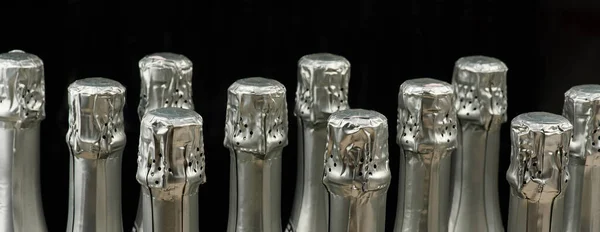 Grupp av stängda champagneflaskor — Stockfoto