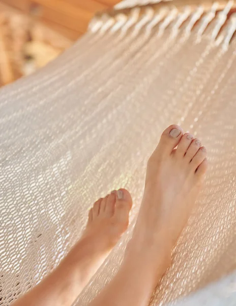 Mujer pierna en hamaca — Foto de Stock