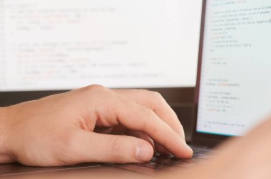 Bilgisayar mühendisi teması. Senaryo kodu üzerinde programcı çalışması