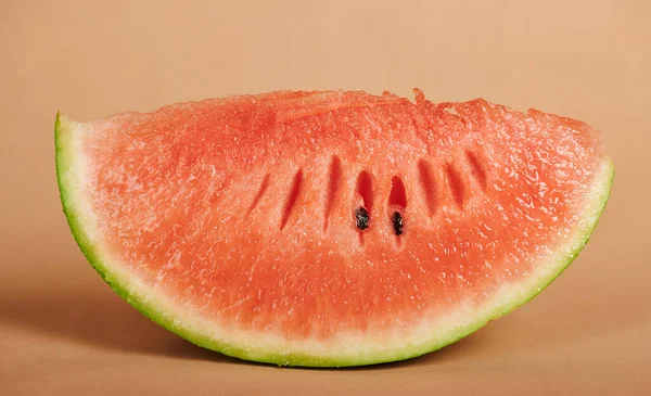 Una Rebanada Jugosa Fruta Sandía Cerca Sobre Fondo Color Marrón —  Fotos de Stock
