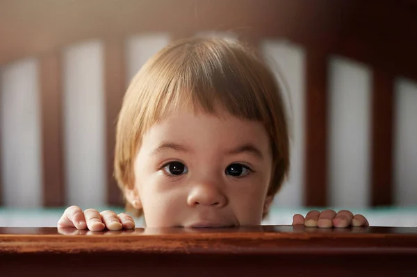 Divertido Lindo Bebé Niña Retrato Mirando Desde Cuna — Foto de Stock