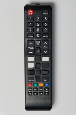 Siyah TV uzaktan kumandalı beyaz arkaplanda izole edilmiş görüntü