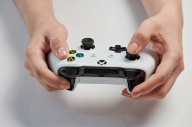 New York, Usa - 11 Şubat 2020: Xbox kontrolörü elinde tutan ve oyunu yakından izleyen oyuncu
