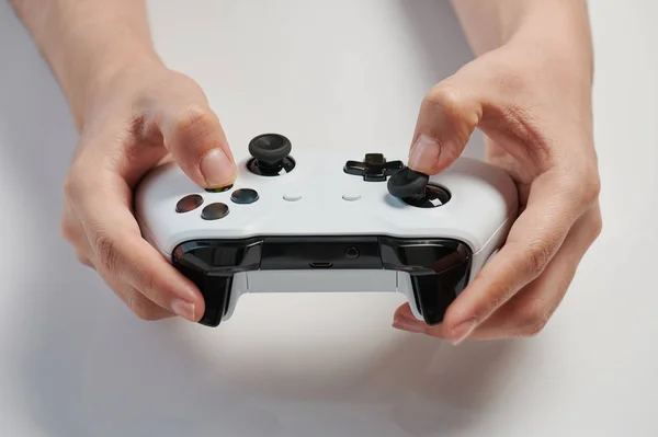 Grå Spel Controller Handen Närbild Visa Isolerad — Stockfoto