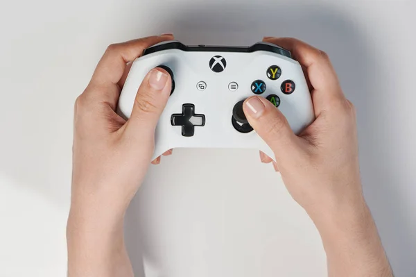 New York Usa Februari 2020 Hand Hold Xbox Controller Ovan — Stockfoto