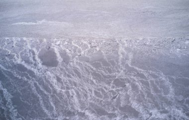 Nehrin kıyısındaki buz dokusu insansız hava aracı görüntüsünün üstünde.