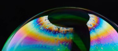 Sabun köpüğü makrosu üzerine renkli yansıma kapat görünümü