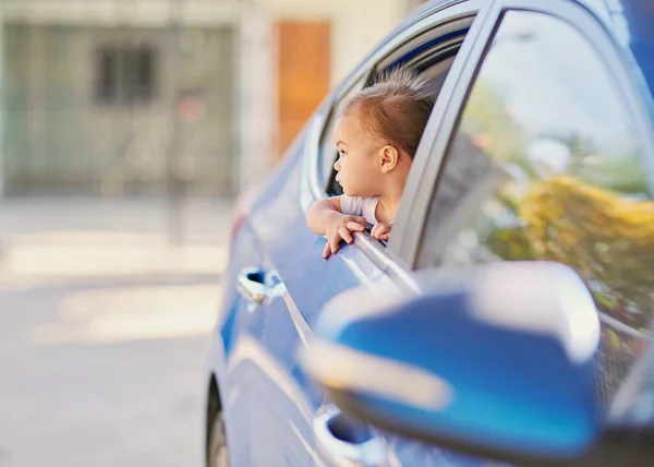 Κοριτσάκι Που Κοιτάζει Έξω Από Παράθυρο Του Αυτοκινήτου Την Ηλιόλουστη — Φωτογραφία Αρχείου