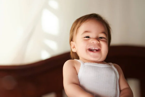 Sorriso Bebê Feliz Com Dentes Camiseta Branca — Fotografia de Stock