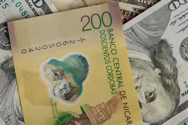 100 Dolarlık Banknotlarla 200 Cordoba Banknotunu Kapat — Stok fotoğraf