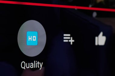 New York, Usa - 3 Mart 2020: Youtube 'daki video kalitesi TV ekranında yakın çekim görüntüsü
