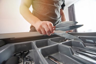 Mutfak bıçakları elinde. Dairenin arka planına yakından bak.