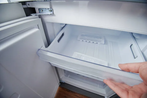 用冰块打开干净的冰箱冷柜 — 图库照片