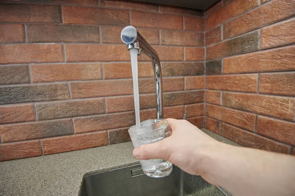 Verter Agua Vaso Del Grifo Tema Agua Potable — Foto de Stock