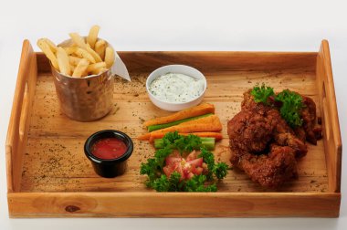 Tahta kutuda kızarmış tavuk ve patates kızartması.