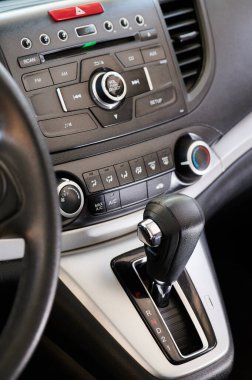 Gösterge paneli düğmeli modern arabanın otomatik vites kolu